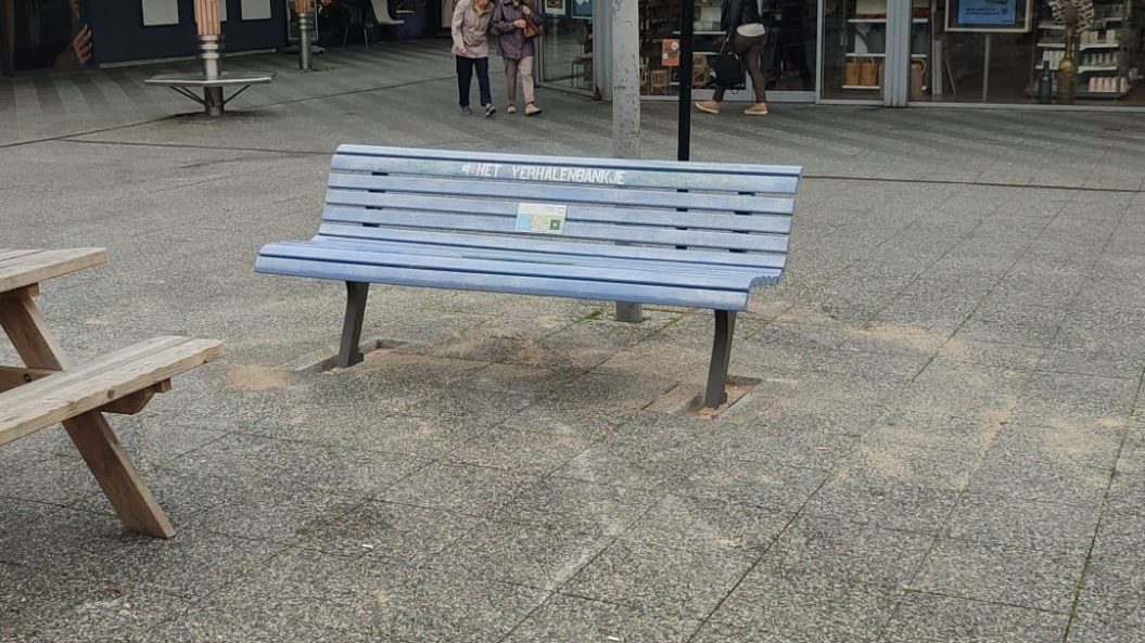 Andromeda bedacht een bijzonder verhalenbankje in Noord: ‘Dit gaat mensen bij elkaar brengen’