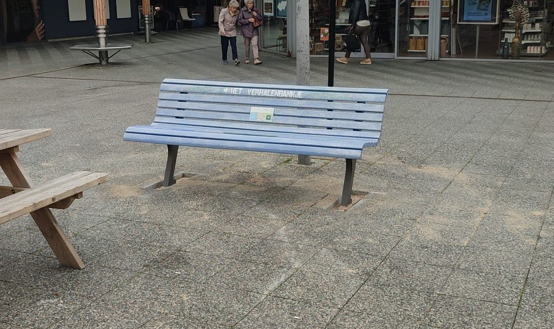 Andromeda bedacht een bijzonder verhalenbankje in Noord: ‘Dit gaat mensen bij elkaar brengen’